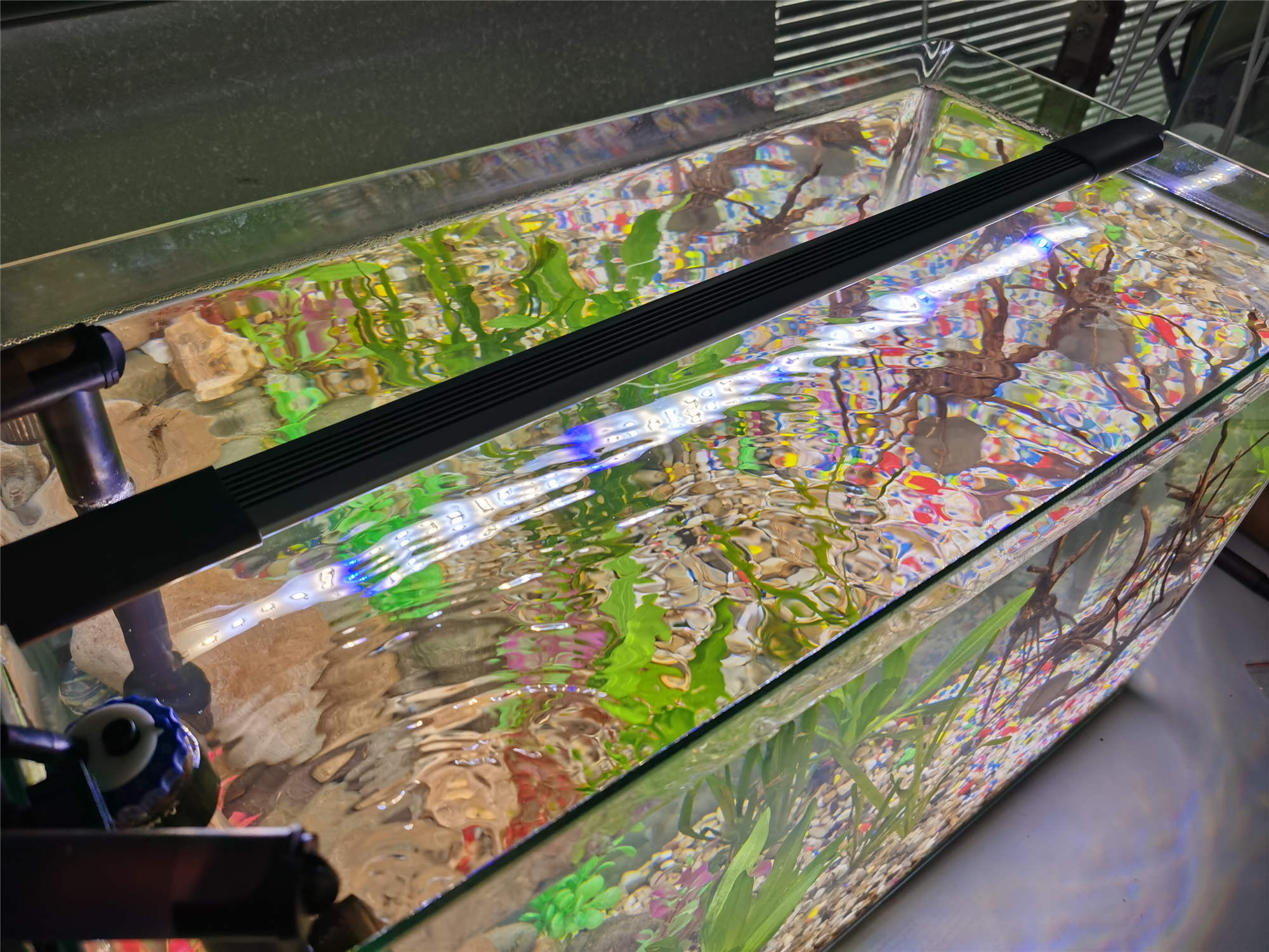 可直接架在水面而不用担心漏电